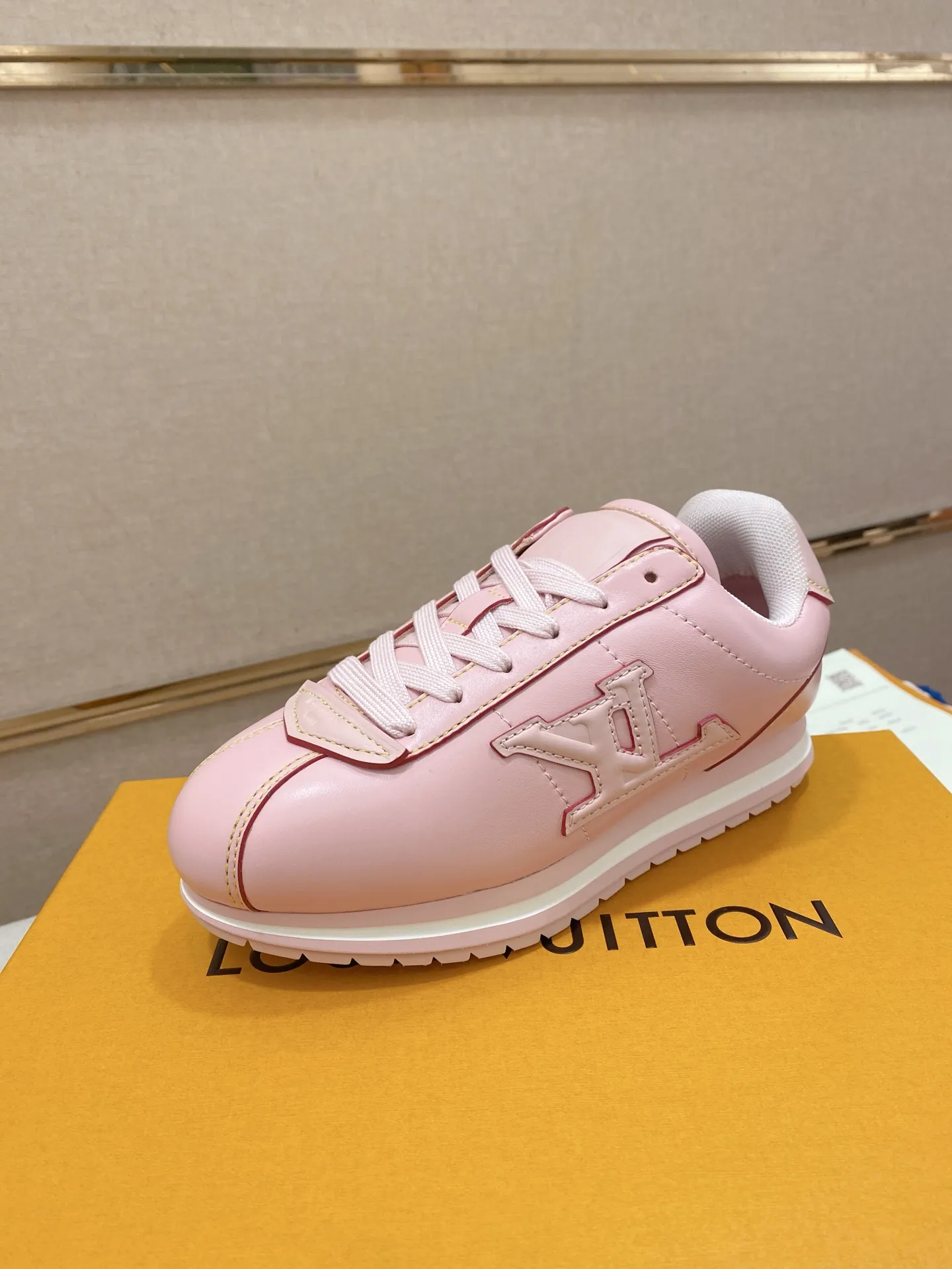 Men's shoes💰: Couple style 700💰LOUIS VUITTON Footint Soccer sneakers‼ ️ The top version, the same sneakers for LV couples. You will look fashionable when you wear them. This Footint Soccer sneaker was unveiled in the 2025 spring and summer series fashion show. The tongue is embellished with the Lvers United badge inspired by the football team. The rubber sole of the foot is decorated with multiple Louis Vuitton logos. The original latest packaging. Fabric: original imported cowhide. Lining: original imported breathable mesh. Foot pad: original injection molding pad. Outsole: original molded T combination outsole. Size: 35-45.